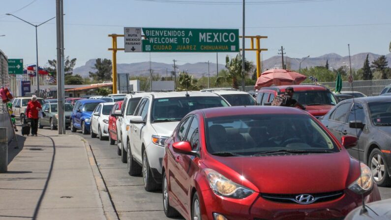 Imagen de archivo. Los conductores hacen fila en el puente internacional Córdova-Américas en Ciudad Juárez, estado de Chihuahua, México, mientras los agentes de Aduanas y Protección Fronteriza de Estados Unidos (CBP) en El Paso, Texas, cerraron parcialmente los carriles, retrasando el cruce de vehículos el 31 de marzo de 2019. (Herika Martínez / AFP/AFP vía Getty Images)