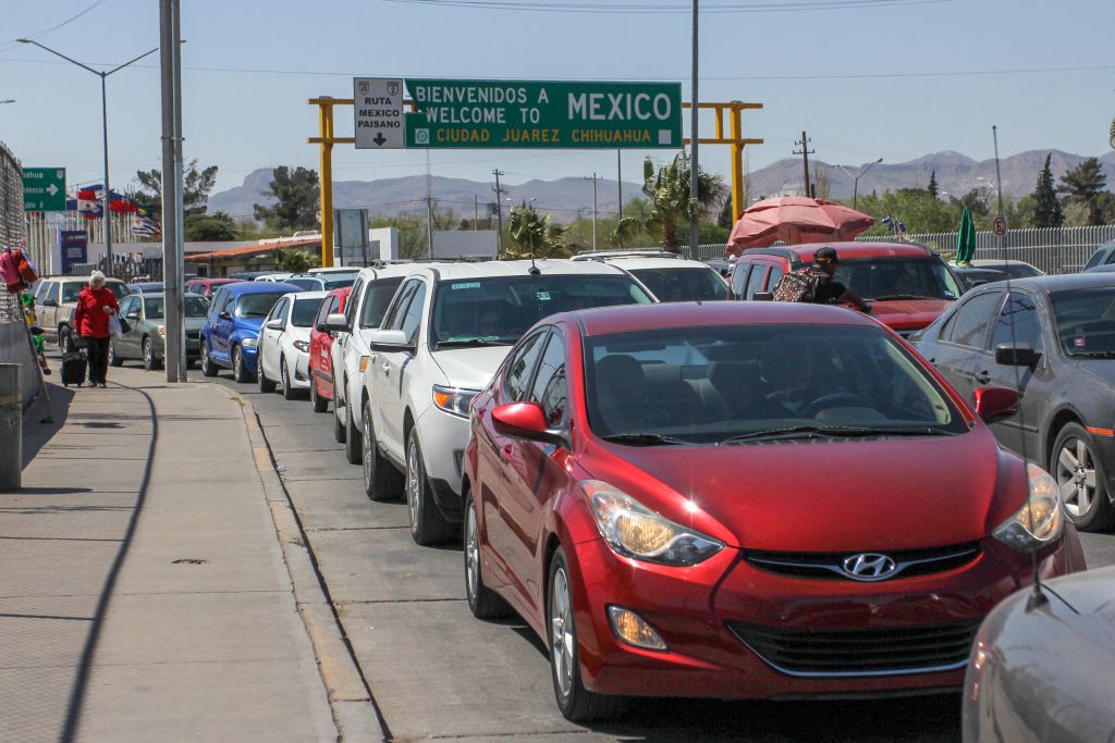 Posponen las operaciones de carga en El Paso, agentes fronterizos deben procesar oleada de inmigrantes