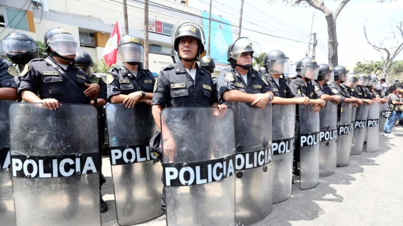 Se ven agentes de policía peruanos en una imagen de archivo. 
(Raul Sifuentes/Getty Images)