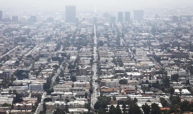 El smog se cierne sobre la ciudad en un día calificado como de calidad del aire "moderado", el 11 de junio de 2019, en Los Ángeles, California (Getty Images)
