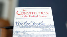 Distrito escolar de Texas da marcha atrás y distribuirá los ejemplares de la Constitución de EE. UU.
