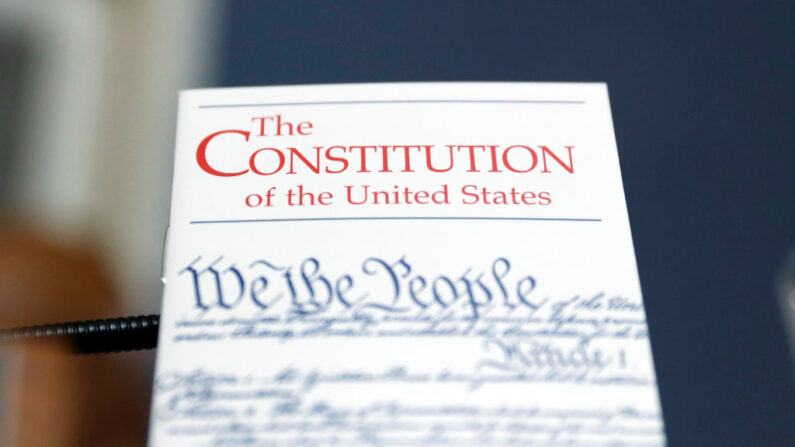 Una copia de la Constitución de Estados Unidos frente al escritorio del representante Alcee Hastings (D-FL) durante una audiencia del Comité de Reglas de la Cámara el 17 de diciembre de 2019 en Washington, DC. (Andrew Harnik-Pool/Getty Images)