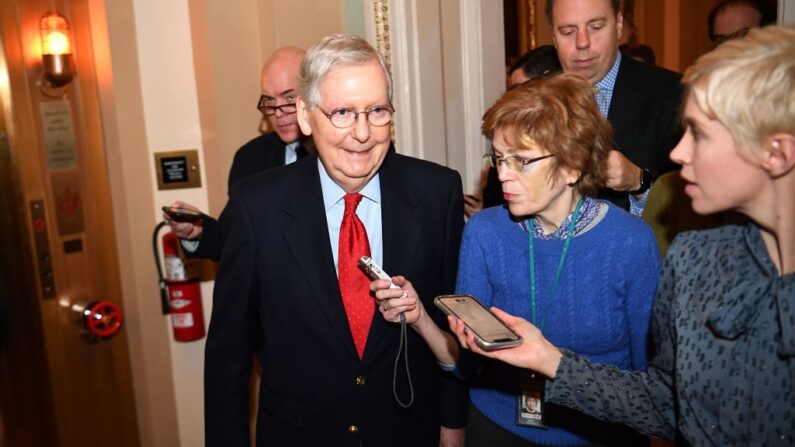 El líder de la mayoría del Senado Mitch McConnell, R-KY, es visto en el Capitolio de Estados Unidos después de hablar en Washington, DC el 6 de enero de 2020. (Mandel Ngan / AFP vía Getty Images)