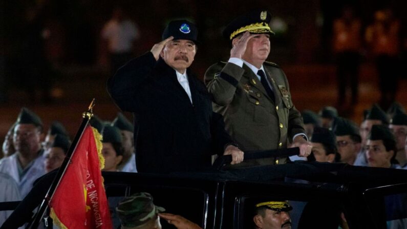 El líder de Nicaragua Daniel Ortega (i) y el Comandante en Jefe del Ejército de Nicaragua General Julio Avilés saludan durante una ceremonia cuando Avilés comienza su tercer mandato consecutivo como jefe del ejército en la Plaza de la Revolución en Managua (Nicaragua), el 21 de febrero de 2020. (Inti Ocon/AFP vía Getty Images)