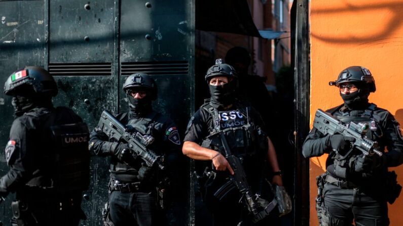 Agentes de la Secretaría de Seguridad Ciudadana (SSC) participan en un operativo en una fotografía de archivo. (PEDRO PARDO/AFP vía Getty Images)