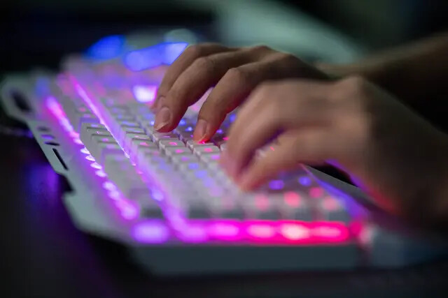 Un hacker chino anónimo utilizando su ordenador en una oficina en Dongguan, en la provincia meridional china de Guangdong, el 4 de agosto de 2020. (Nicolas Asfouri/AFP vía Getty Images)