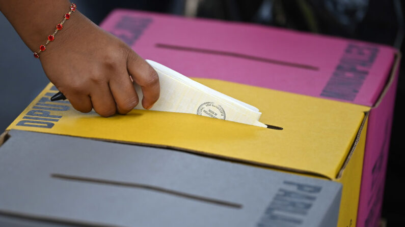 Un ciudadano deposita su voto durante las elecciones parlamentarias y locales, en San Salvador (El Salvador), el 28 de febrero de 2021. (Marvin Recinos/AFP vía Getty Images)