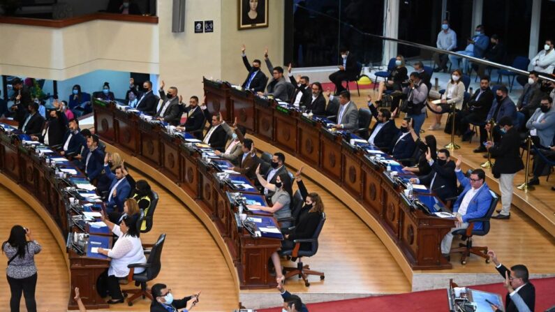 Legisladores votan durante la segunda sesión plenaria de la Asamblea Legislativa salvadoreña, en San Salvador (El Salvador), el 5 de mayo de 2021. (Marvin Recinos/AFP vía Getty Images)