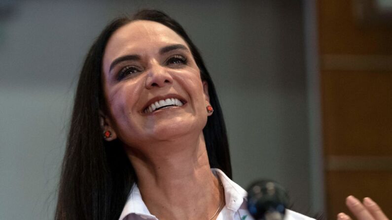 La exMiss Universo, Lupita Jones, sonríe durante una conferencia de prensa en Tijuana, estado de Baja California, México, el 27 de mayo de 2021. (GUILLERMO ARIAS/AE/AFP vía Getty Images)