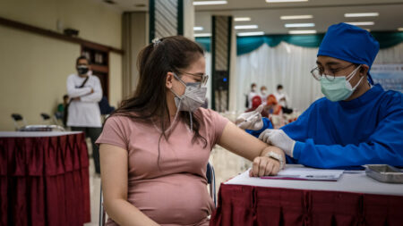 Gobierno dio millones al ACOG para promover vacunas COVID entre embarazadas