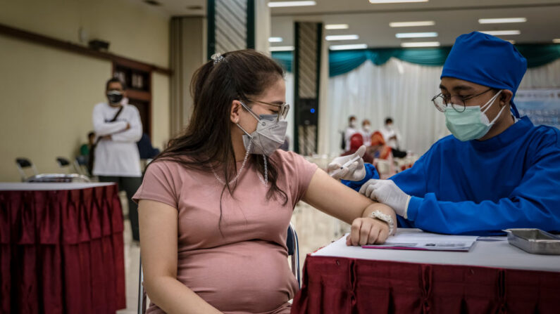 Una mujer embarazada recibe una dosis de la vacuna Sinovac contra el COVID-19 durante un programa de vacunación masiva el 19 de agosto de 2021 en Yogyakarta, Indonesia. (Ulet Ifansasti/Getty Images)