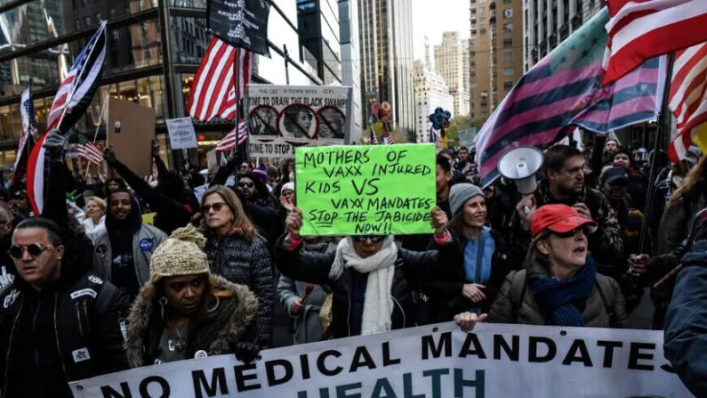 Manifestantes protestan contra las vacunas obligatorias en Nueva York el 20 de noviembre de 2021. (Stephanie Keith/Getty Images)
