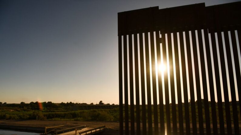 El Sol se pone a lo largo de una brecha en el muro fronterizo entre EE. UU. y México en Yuma, Arizona, el 1 de junio de 2022. (Patrick T. Fallon/ AFP vía Getty Images)