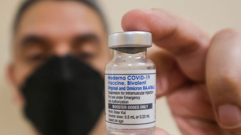 Un farmacéutico sostiene un frasco de la vacuna bivalente contra COVID-19 de Moderna en una imagen de archivo. (Ringo Chiu/AFP vía Getty Images)