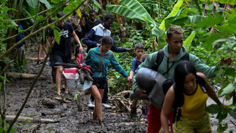 Migrantes venezolanos llegan a la aldea de Canaán Membrillo, el primer control fronterizo de la provincia de Darién, en Panamá, el 13 de octubre de 2022. (Luis Acosta/AFP vía Getty Images)