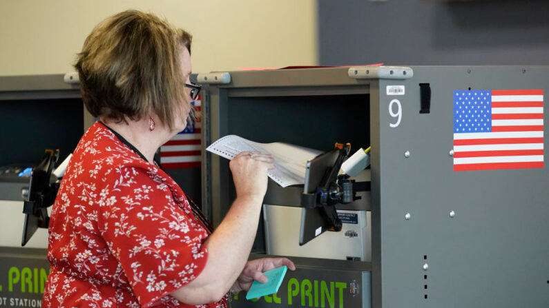 Un trabajador electoral imprime una boleta para un votante en la Iglesia Center Point en Orem, Utah, el 8 de noviembre de 2022. (George Frey/Getty Images)