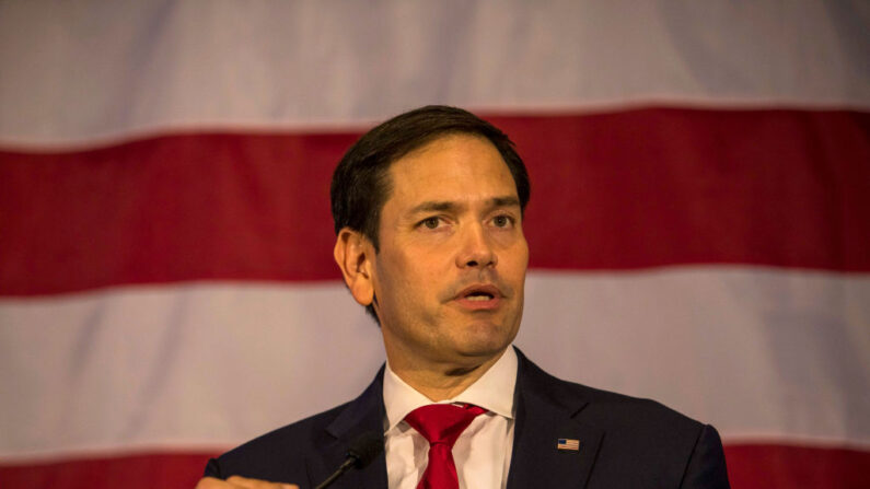 El senador Marco Rubio (R-FL) habla con sus seguidores durante una fiesta la noche de las elecciones el 8 de noviembre de 2022 en Miami, Florida. (Getty Images)