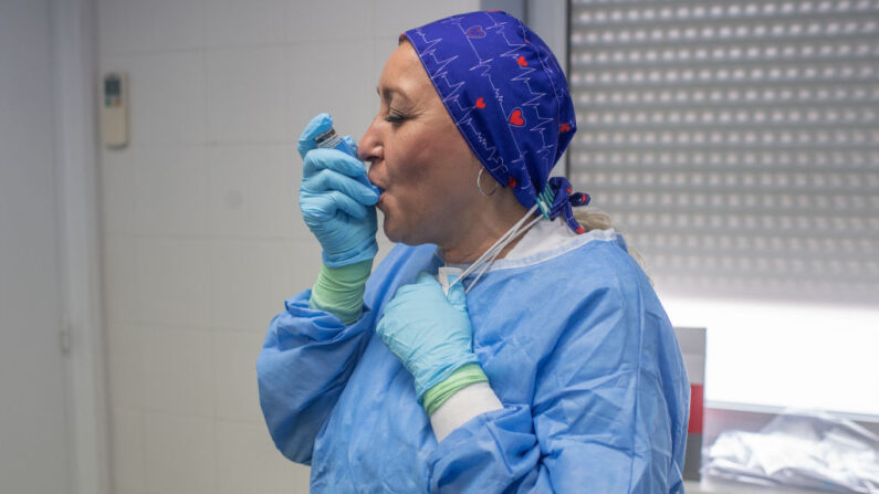La enfermera de Atención Primaria Mari Paz toma una dosis de inhalador para el asma en el Centro de Atención Primaria (CAP) de Sant Andreu de la Barca el 02 de junio de 2020 en Sant Andreu de la Barca, España. (David Ramos/Getty Images)