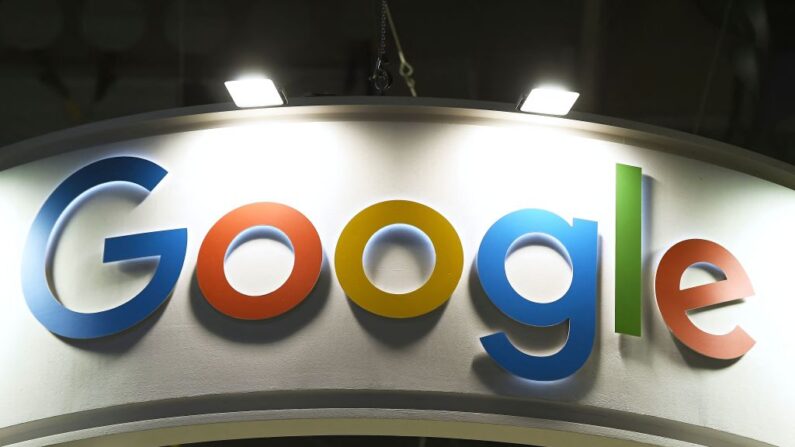 El logotipo del gigante de Internet Google se ve el día de la inauguración de la exposición de integración de sistemas y audiovisuales Integrated Systems Europe (ISE) en Barcelona el 31 de enero de 2023. (Pau Barrena/AFP vía Getty Images)