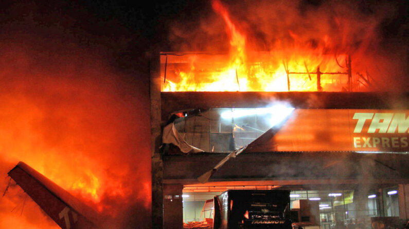 En una fotografía de archivo un edificio es pasto de las llamas en Sao Paulo, Brasil. (Eugenio Goulart/AE/AFP vía Getty Images)