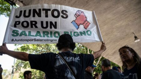 Trabajadores venezolanos marchan por un «salario digno» y el cese de la «criminalización»