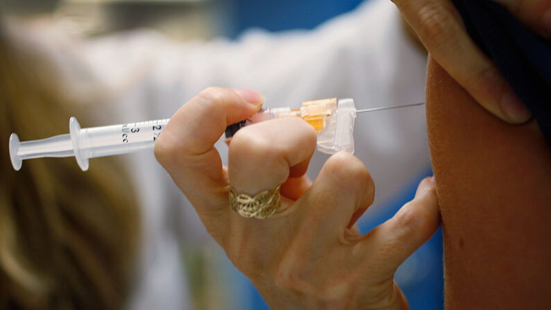 Una pediatra de la Universidad de Miami administra una vacuna contra el VPH a una niña de 13 años en su consultorio de la Facultad de Medicina Miller el 21 de septiembre de 2011 en Miami, Florida. (Joe Raedle/Getty Images)
