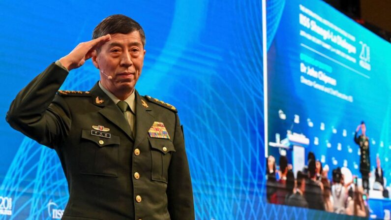 El ministro de Defensa Nacional de China, Li Shangfu, saluda al público antes de pronunciar un discurso durante la 20ª cumbre del Diálogo de Shangri-La en Singapur, el 4 de junio de 2023. (ROSLAN RAHMAN/AFP vía Getty Images)