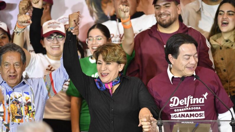 Delfina Gómez (C), candidata a gobernadora del Estado de México por una coalición encabezada por el partido político oficialista Morena, celebra extraoficialmente haber sido elegida gobernadora del Estado de México en Toluca, Estado de México, el 4 de junio de 2023. (CLAUDIO CRUZ/AFP vía Getty Images)