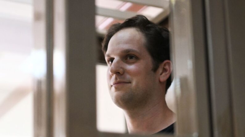 El periodista estadounidense Evan Gershkovich, detenido por cargos de espionaje, en una jaula de acusados antes de una audiencia para considerar una apelación sobre la extención de su detención en la Corte Municipal de Moscú el 22 de junio de 2023. (Natalia Kolesnikova/ AFP via Getty Images)