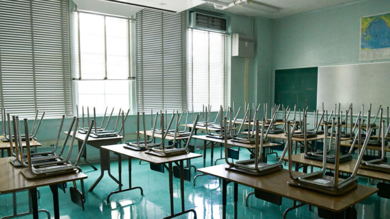 Un salón de clases vacío en Hollywood High School en Hollywood, California, el 13 de agosto de 2020. (Rodin Eckenroth/Getty Images)