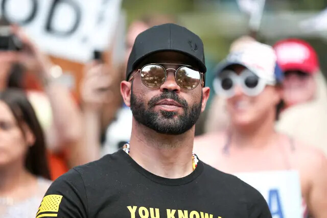 Enrique Tarrio, líder de los Proud Boys, frente al Hyatt Regency donde se celebraba la Conferencia de Acción Política Conservadora en Orlando, Florida, el 27 de febrero de 2021. (Joe Raedle/Getty Images)