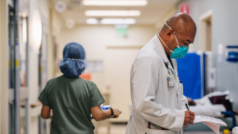 El Dr. Michael Nguyen atiende a un paciente en un pasillo del Hospital Metodista de Houston The Woodlands el 18 de agosto de 2021 en Houston, Texas. (Brandon Bell/Getty Images)
