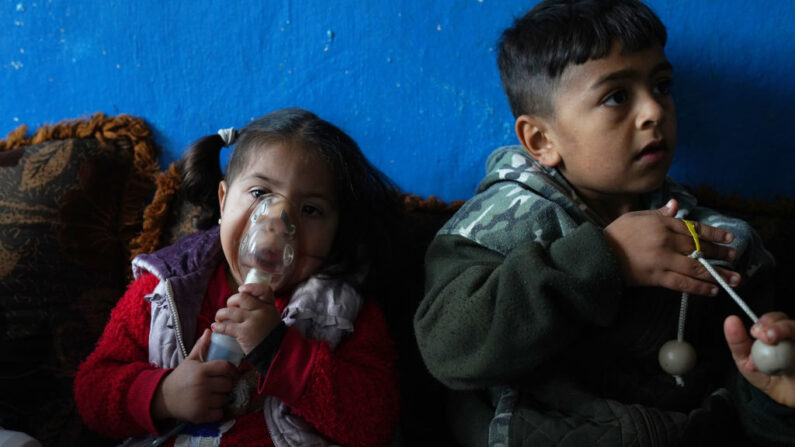 Imagen de archivo. Una niña siria que sufre de asma se sienta junto a su hermano en su casa, el 5 de enero de 2022 en Trípoli, Líbano. (Andreea Campeanu/Getty Images)
