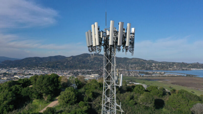 En una vista aérea, una torre de telefonía móvil se alza en lo alto de una colina el 18 de enero de 2022 en Larkspur, California. (Justin Sullivan/Getty Images)