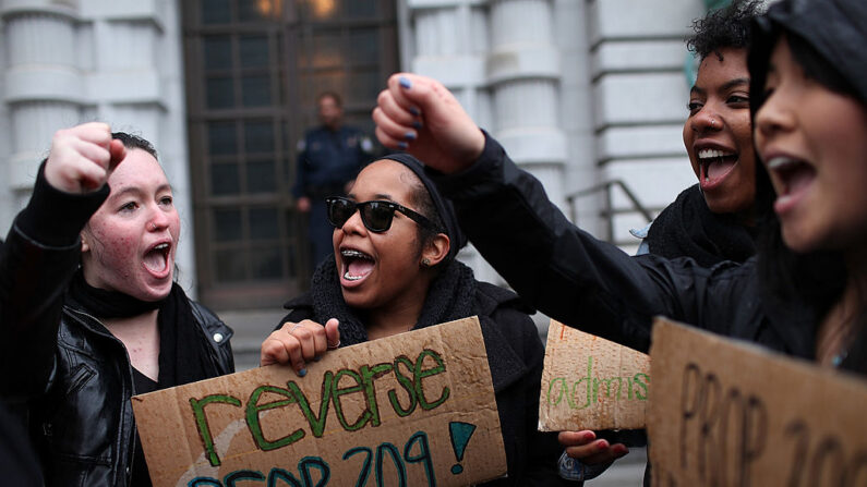 Estudiantes que esperan una derogación de la Proposición 209 de California, que prohibía la acción afirmativa, sostienen carteles afuera de la Corte de Apelaciones del Noveno Circuito de Estados Unidos en San Francisco, California, el 13 de febrero de 2012. (Justin Sullivan/Getty Images)