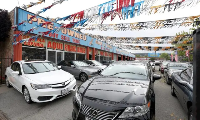 Los autos usados ​​a la venta se exhiben en el lote de ventas de K&L Auto Expert en Richmond, California, el 6 de mayo de 2022. (Justin Sullivan/Getty Images)
