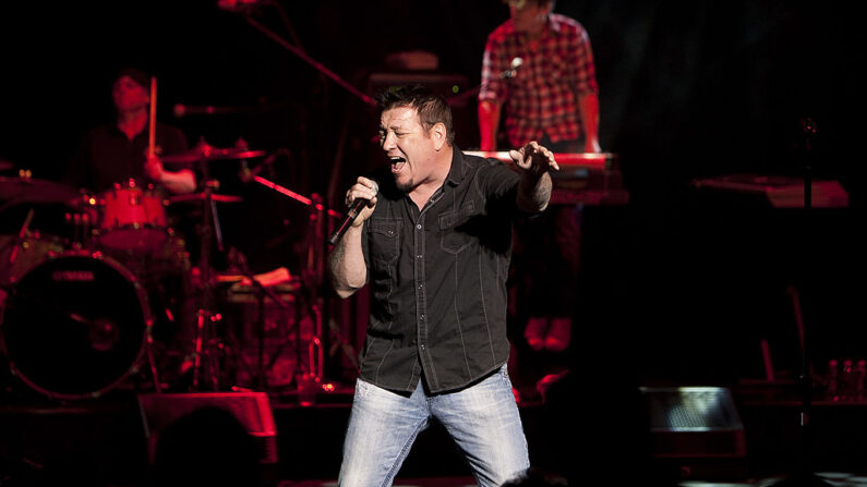 Steve Harwell de Smash Mouth actúa en la 2ª Grand Slam Charity Jam anual en el Potawatomi Bingo Casino el 10 de marzo de 2012 en Milwaukee, Wisconsin. (Mike McGinnis/Getty Images)