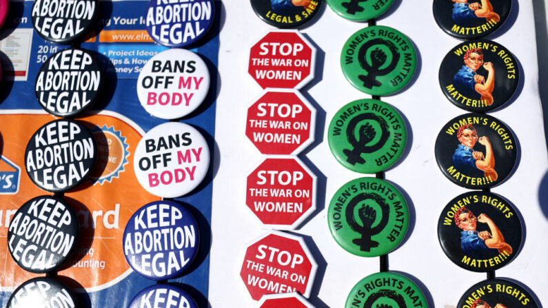 Se exponen a la venta botones en favor de los derechos de las mujeres en un mitin de la Marcha de las Mujeres el 8 de octubre de 2022 en Phoenix, Arizona. (Mario Tama/Getty Images)