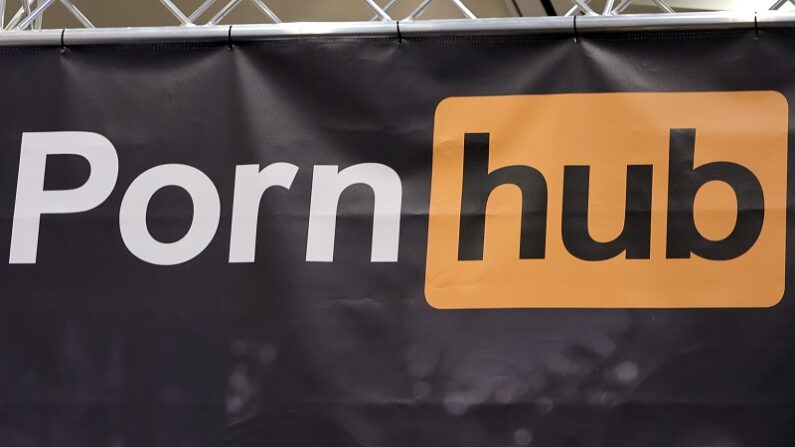 Un cartel cuelga en el stand de Pornhub en la 2023 AVN Adult Entertainment Expo en Resorts World Las Vegas el 06 de enero de 2023 en Las Vegas, Nevada. (Ethan Miller/Getty Images)
