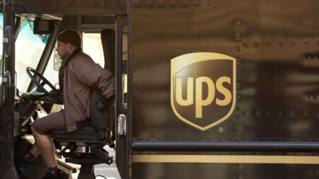 UPS anuncia 12,000 despidos debido a la caída en el volumen de envíos