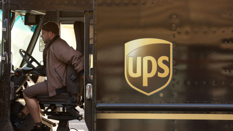 Un conductor de United Parcel Service (UPS) sentado en su camión de reparto, en San Francisco, California, el 31 de enero de 2023. (Justin Sullivan/Getty Images)