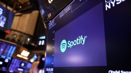 El jefe de Spotify dice que la plataforma no prohibirá completamente la música creada por IA