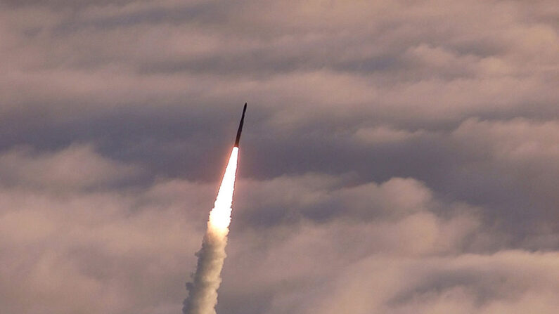 Un misil balístico intercontinental Minuteman II desarmado se lanza desde la Base Aérea de Vandenberg, California, en una fotografía de archivo. (USAF/Getty Images)