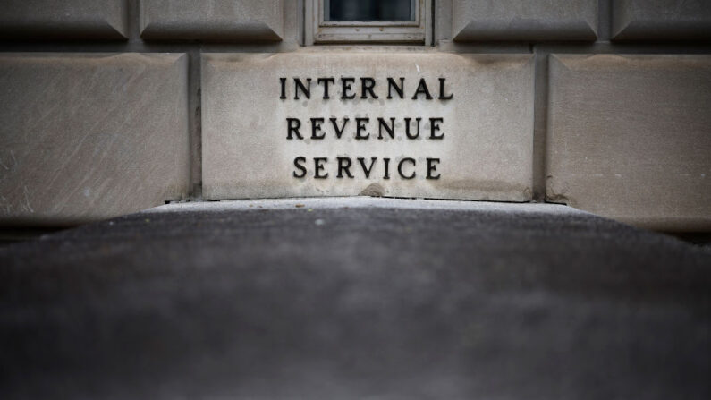 Un pequeño cartel indica la sede del Servicio de Impuestos Internos el 07 de abril de 2023 en Washington, DC. (Chip Somodevilla/Getty Images)