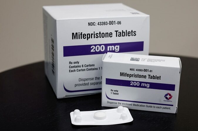 En esta ilustración fotográfica, se muestran paquetes de comprimidos de Mifepristona en una clínica de planificación familiar el 13 de abril de 2023 en Rockville, Maryland. (Ilustración de Anna Moneymaker/Getty Images)