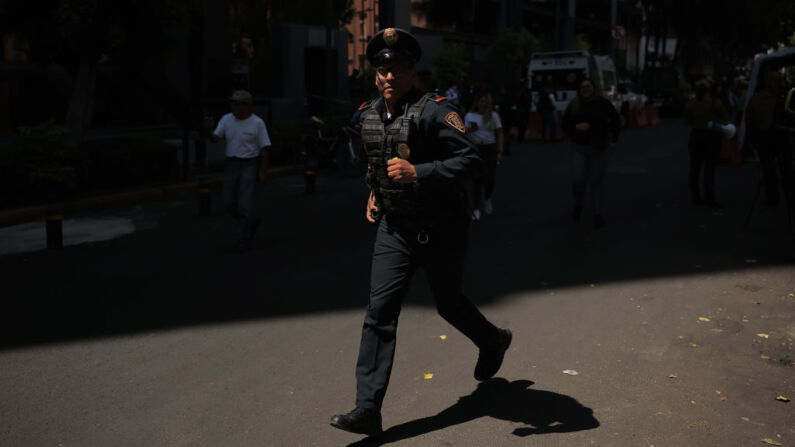 Un policía corre por la calle en una foto de archivo, el 19 de abril de 2023 en la Ciudad de México, México. (Hector Vivas/Getty Images)