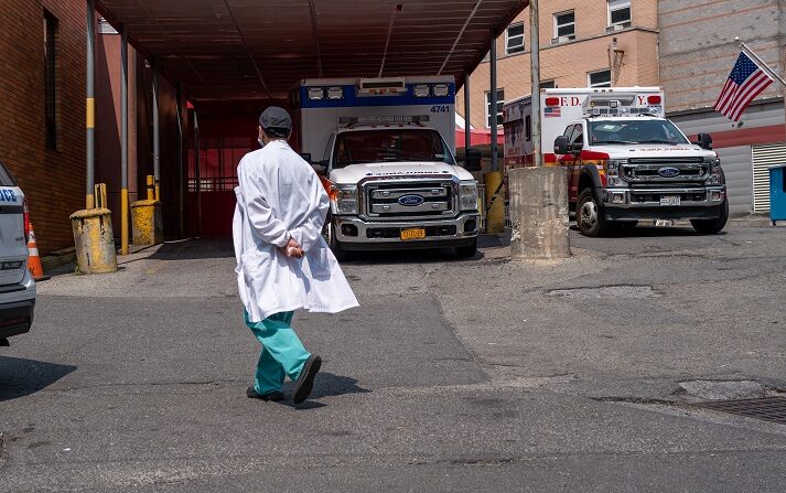 Un trabajador médico camina junto a una entrada de un hospital, el 11 de mayo de 2023 en el distrito de Queens de la ciudad de Nueva York. (Spencer Platt/Getty Images)