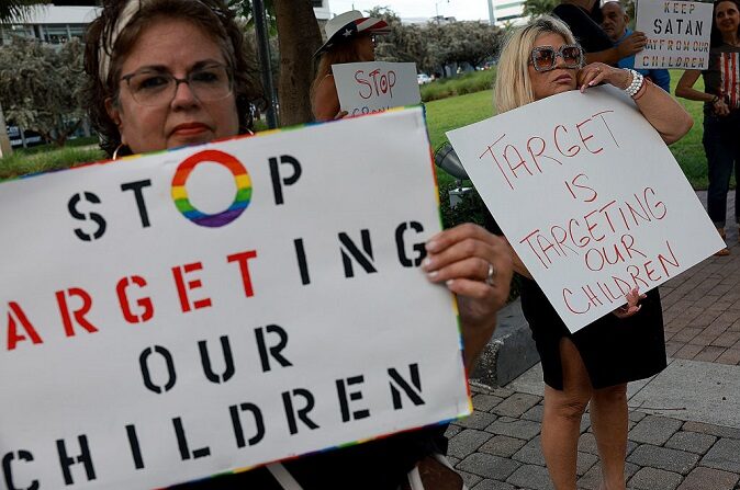 (De izquierda a derecha) Marlene (no quiso facilitar su apellido) y Jill Dahne protestan ante una tienda Target el 01 de junio de 2023 en Miami, Florida. (Joe Raedle/Getty Images)