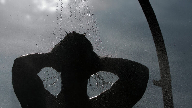 Un hombre se ducha en un baño al aire libre en Hannover, norte de Alemania, el 10 de septiembre de 2012.  (Lukas Schulze/AFP/GettyImages)