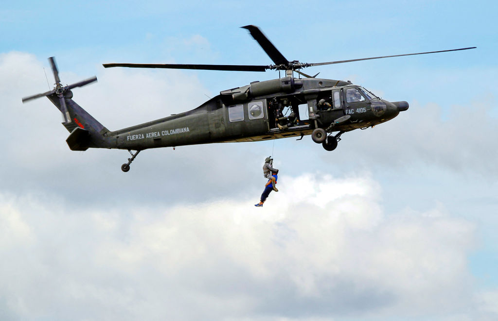 Policía colombiana recibe tres helicópteros UH60 del Gobierno de EE.UU.